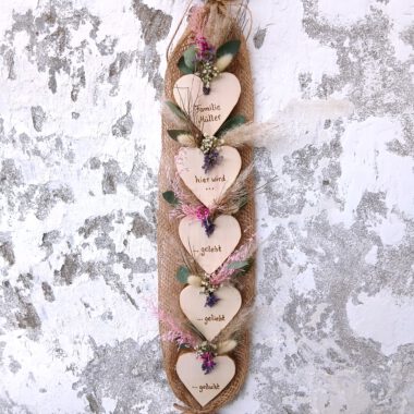 Deko Herzen „Hier wird gelebt, geliebt, gelacht“ Haustürdeko aus Holz & Trockenblumen